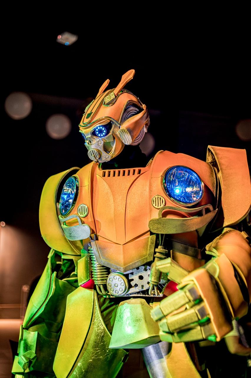 Robô Bumblebee animando eventos